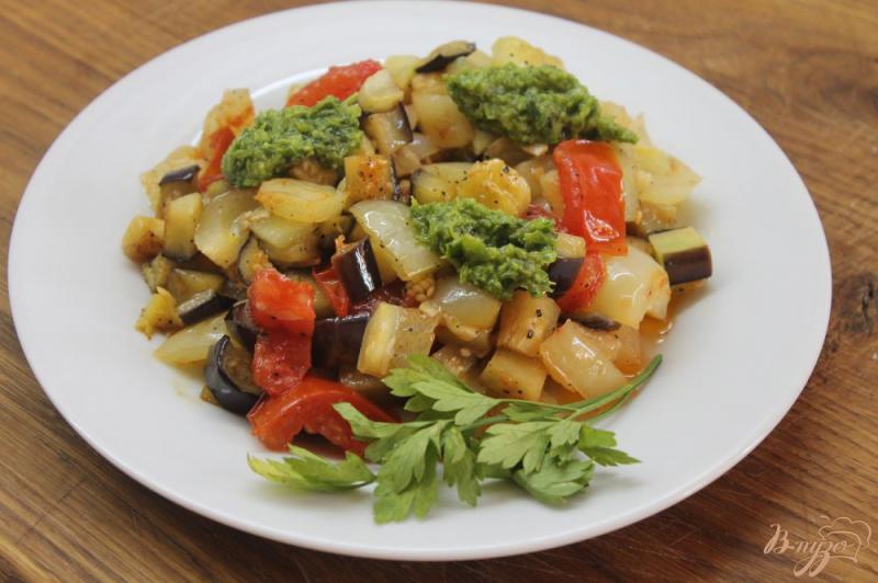 Фото приготовление рецепта: Теплый овощной салат с винным уксусом шаг №6