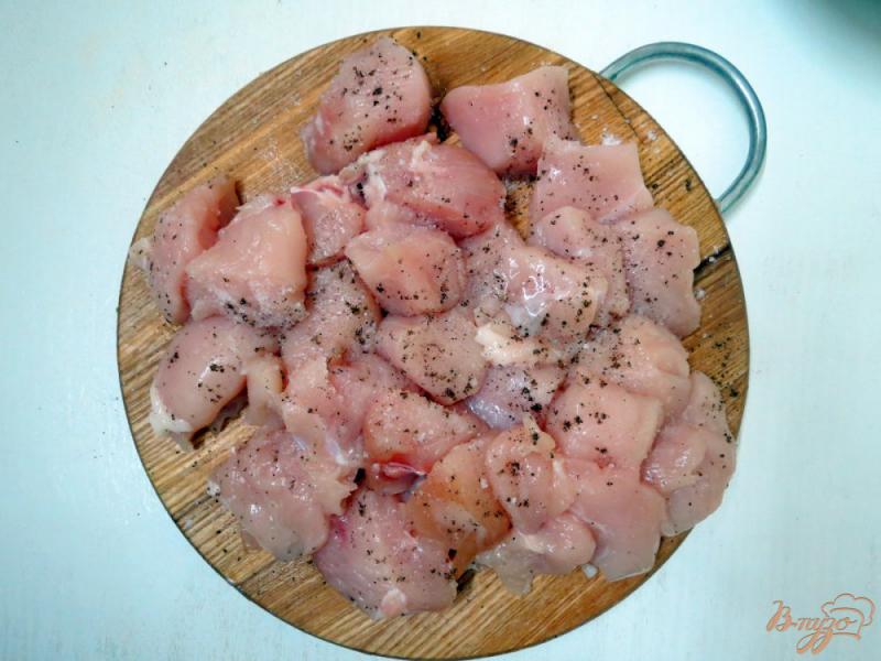 Фото приготовление рецепта: Шашлык из куриного филе, грибов и колбасы шаг №2