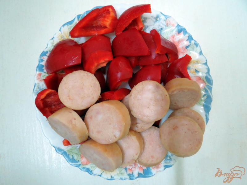 Фото приготовление рецепта: Шашлык из куриного филе, грибов и колбасы шаг №3