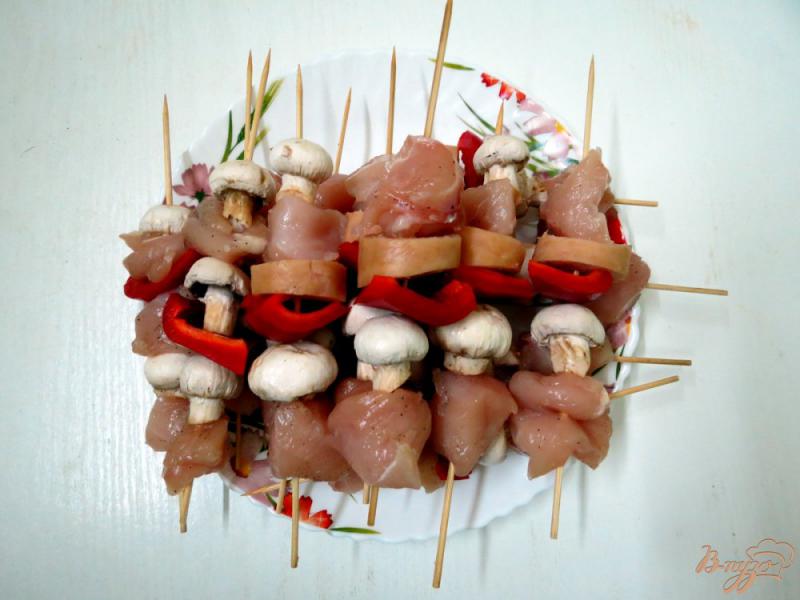 Фото приготовление рецепта: Шашлык из куриного филе, грибов и колбасы шаг №4