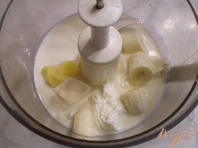 Фото приготовление рецепта: Кисломолочный коктейль с медом, творогом и бананом шаг №3