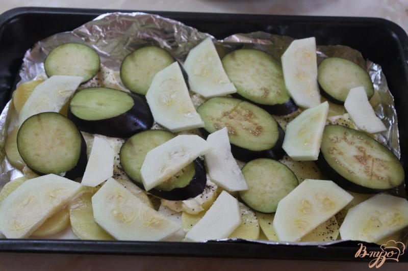 Фото приготовление рецепта: Картофель с овощами и сыром жаренные в духовке шаг №5