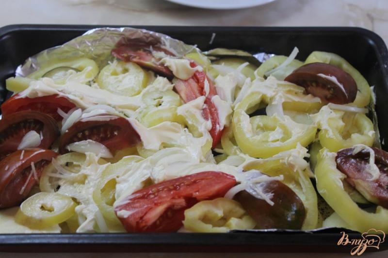 Фото приготовление рецепта: Картофель с овощами и сыром жаренные в духовке шаг №6