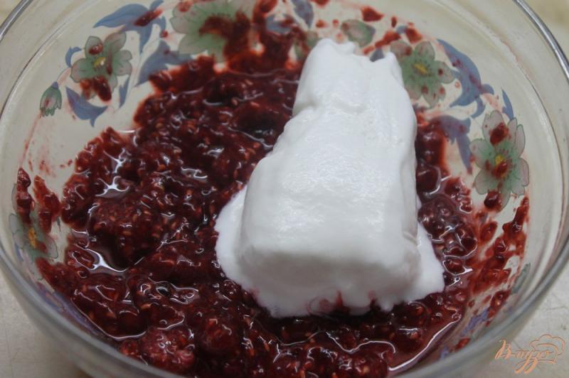 Фото приготовление рецепта: Милк - шейк с малиной и ванильным мороженным шаг №3