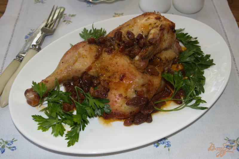 Фото приготовление рецепта: Курица с изюмом и луком шаг №4