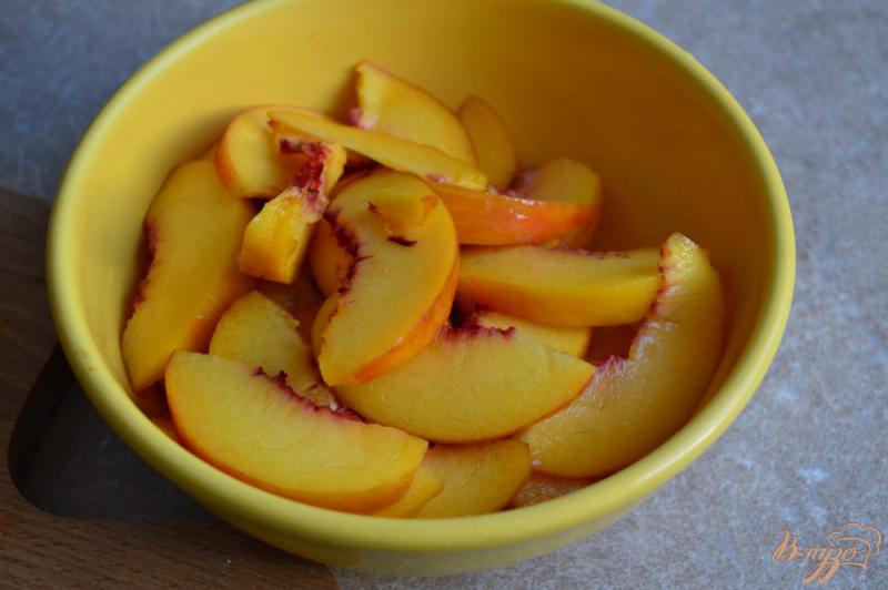 Фото приготовление рецепта: Десерт из персиков с йогуртом шаг №2