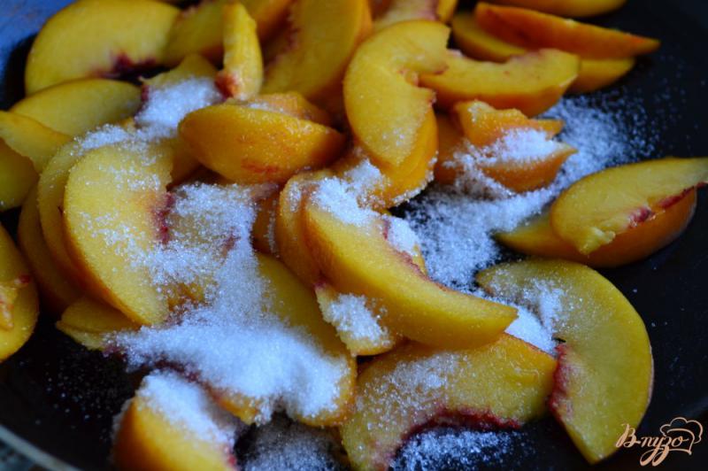 Фото приготовление рецепта: Десерт из персиков с йогуртом шаг №3