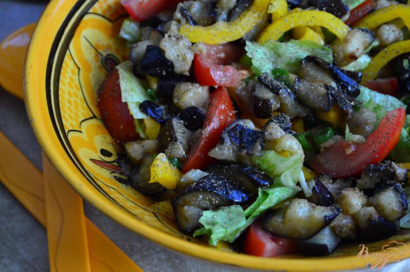 Фото приготовление рецепта: Овощной салат с обжаренными баклажанами шаг №5