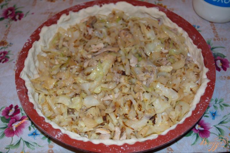 Фото приготовление рецепта: Дрожжевой пирог с курицей и капустой и яичной заливкой шаг №5