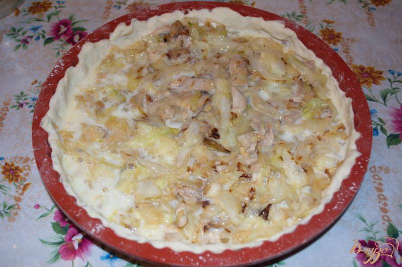 Фото приготовление рецепта: Дрожжевой пирог с курицей и капустой и яичной заливкой шаг №7