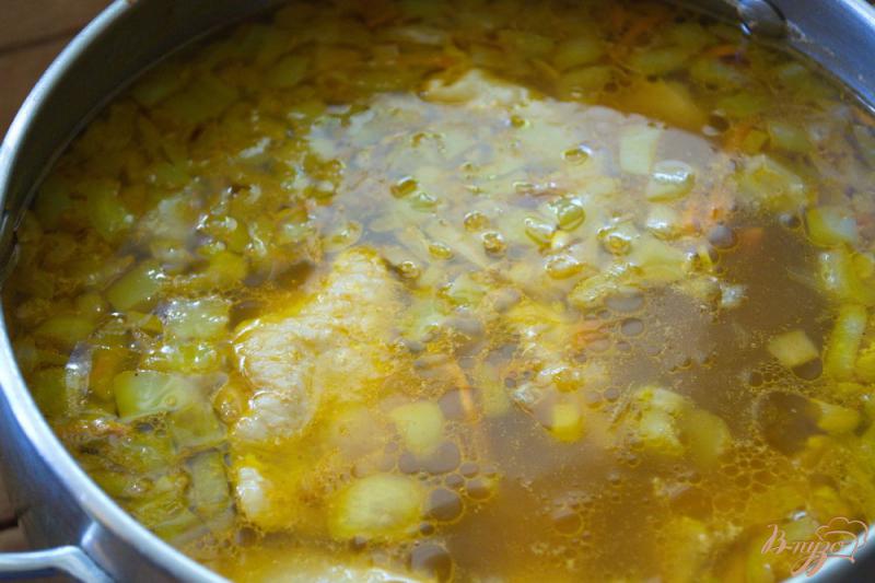 Фото приготовление рецепта: Наваристый суп с курицей и паприкой шаг №5
