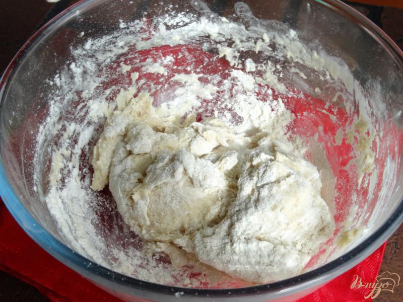 Фото приготовление рецепта: Жареные пирожки с консервированной вишней шаг №5