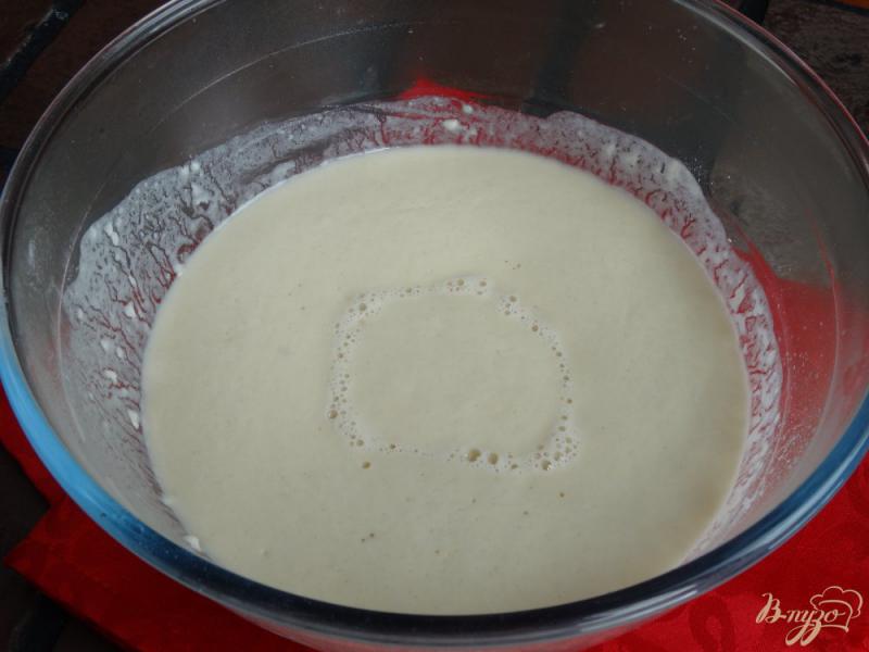 Фото приготовление рецепта: Жареные пирожки с консервированной вишней шаг №3