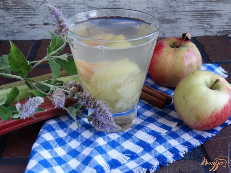 Фото приготовление рецепта: Пряный компот из ревеня и яблок шаг №8