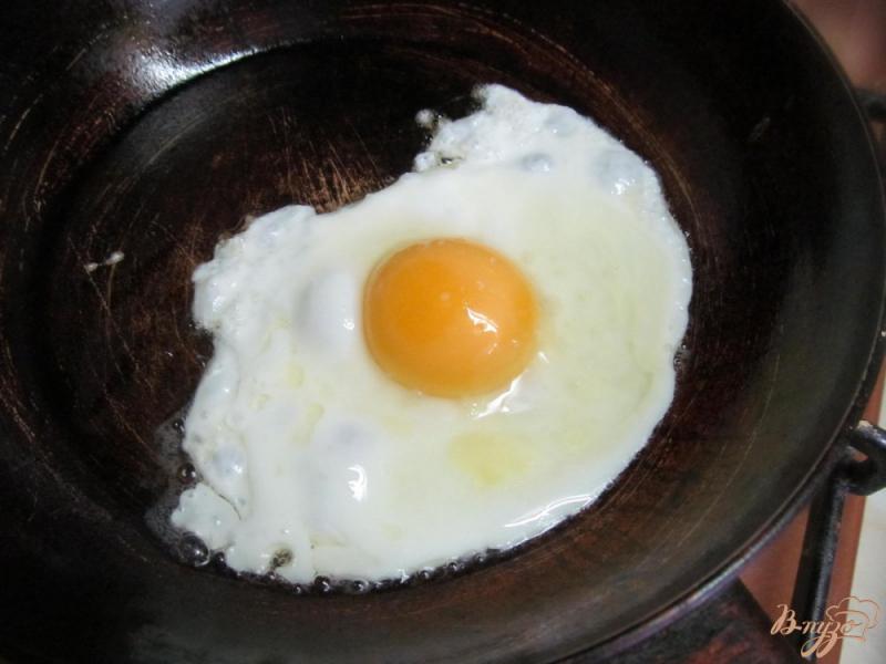 Фото приготовление рецепта: Завтрак из капусты колбасок и яйца шаг №3