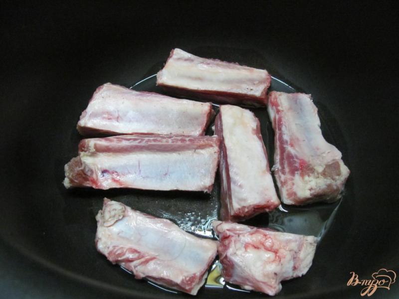 Фото приготовление рецепта: Свиные ребра с овощами и вином в мультиварке шаг №2