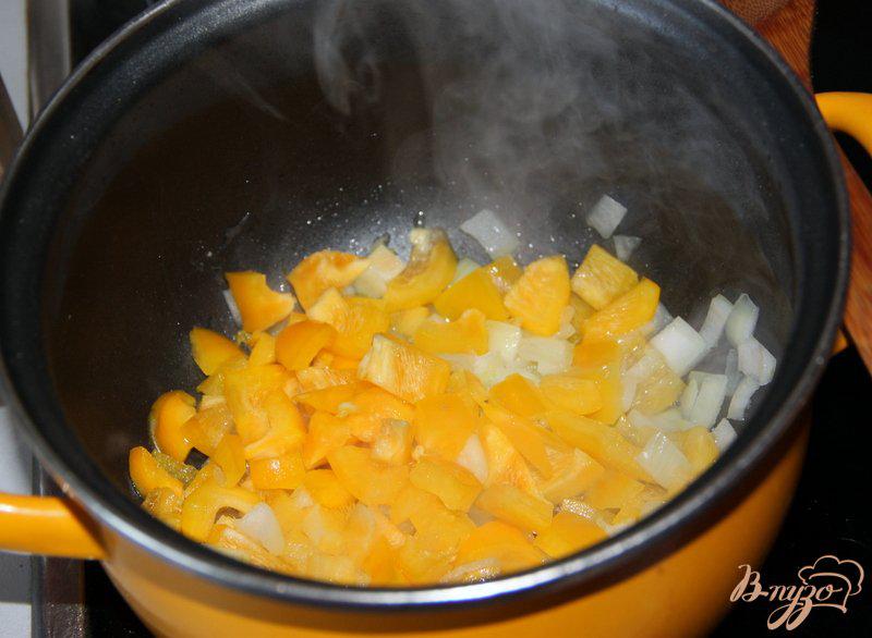 Фото приготовление рецепта: Рис с овощами и соевым соусом шаг №2