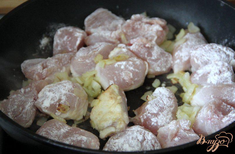 Фото приготовление рецепта: Куриное филе в томатно-медовом соусе шаг №3