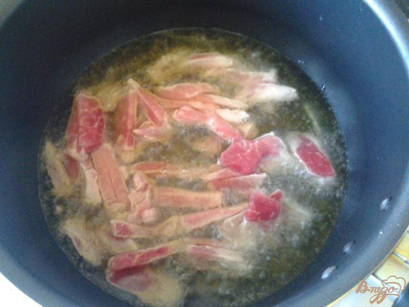 Фото приготовление рецепта: Салат из свинины и редьки шаг №2