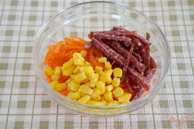Фото приготовление рецепта: Салат с копченой колбасой и морковью шаг №3