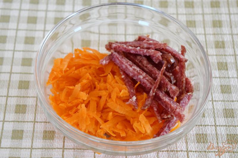 Фото приготовление рецепта: Салат с копченой колбасой и морковью шаг №2