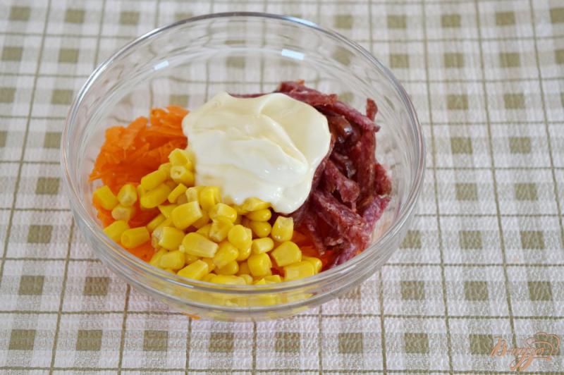 Фото приготовление рецепта: Салат с копченой колбасой и морковью шаг №4