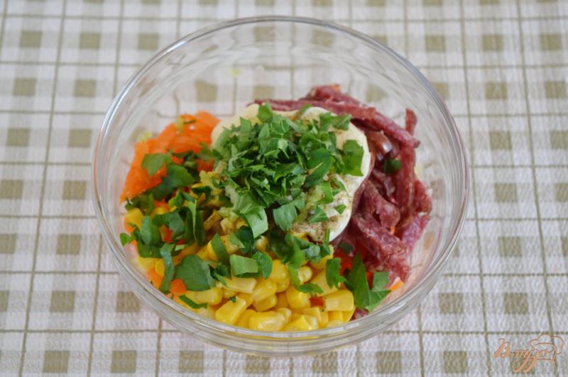 Фото приготовление рецепта: Салат с копченой колбасой и морковью шаг №7