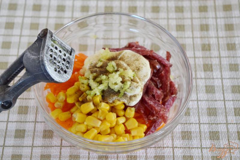 Фото приготовление рецепта: Салат с копченой колбасой и морковью шаг №6