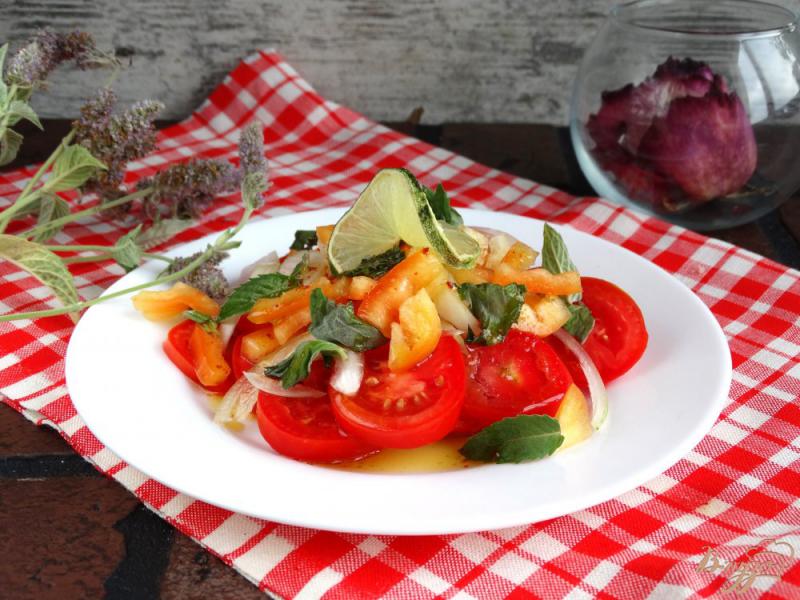 Фото приготовление рецепта: Овощной салатик с мятой и лаймовой заправкой шаг №7