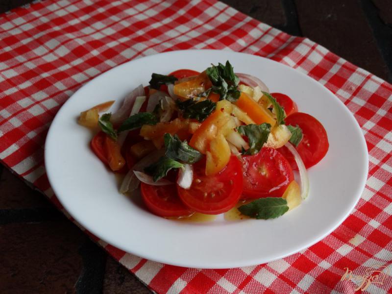 Фото приготовление рецепта: Овощной салатик с мятой и лаймовой заправкой шаг №6