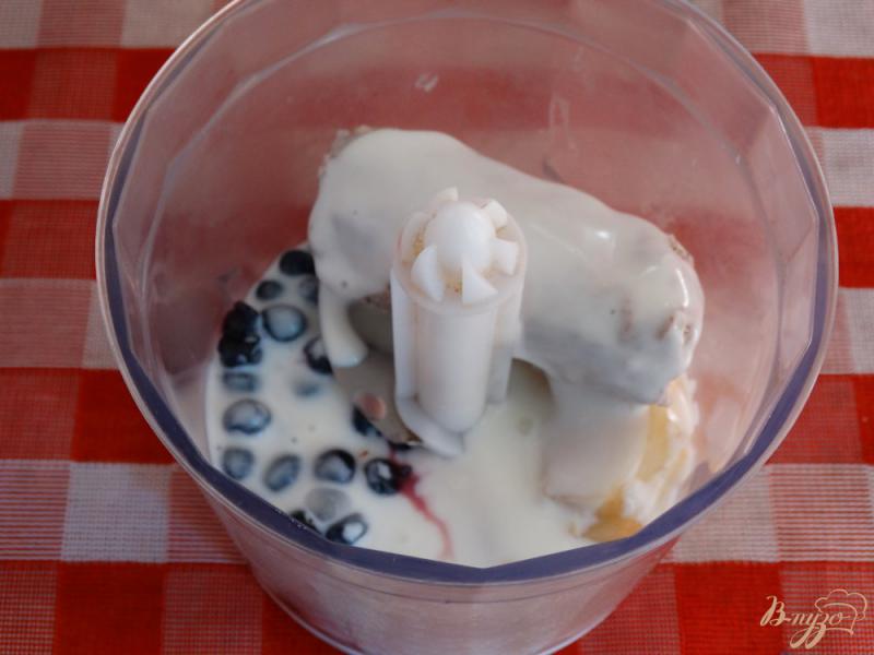 Фото приготовление рецепта: Голубично-грушовый смузи с мороженым шаг №5
