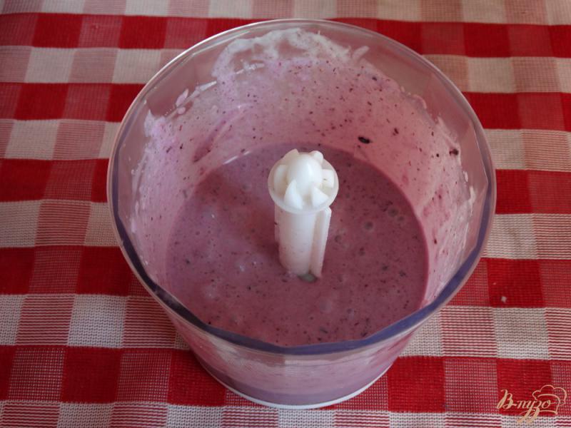 Фото приготовление рецепта: Голубично-грушовый смузи с мороженым шаг №7