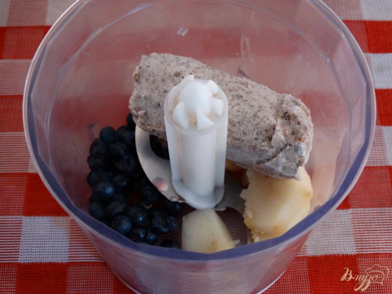 Фото приготовление рецепта: Голубично-грушовый смузи с мороженым шаг №4