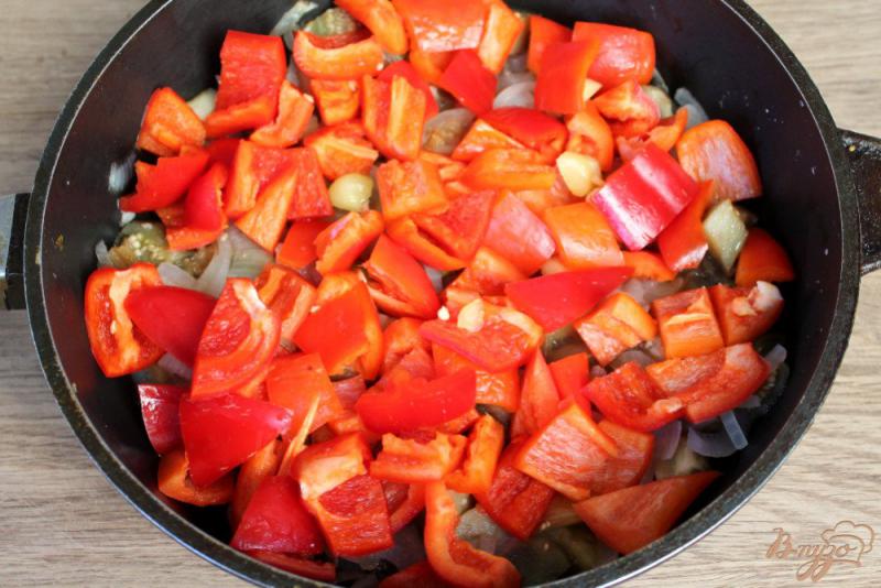 Фото приготовление рецепта: Гювече из красного перца, баклажан и помидоров шаг №3