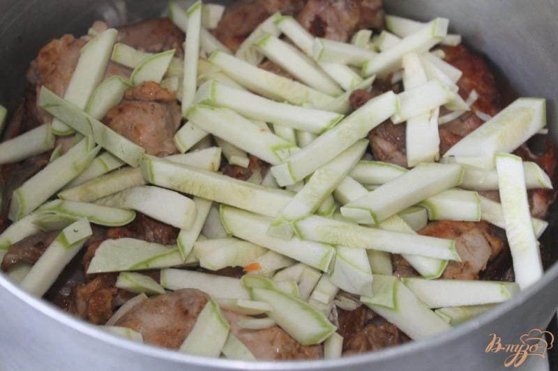 Фото приготовление рецепта: Кролик с овощами, яблоком и чесноком шаг №4