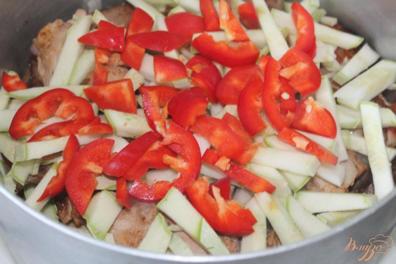 Фото приготовление рецепта: Кролик с овощами, яблоком и чесноком шаг №5