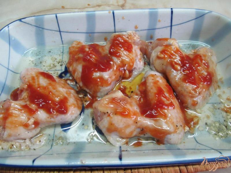 Фото приготовление рецепта: Куриные крылья под кетчупом с соусом шаг №4