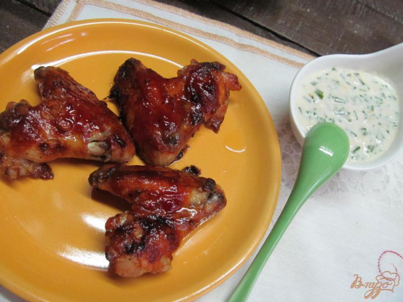 Фото приготовление рецепта: Куриные крылья под кетчупом с соусом шаг №8