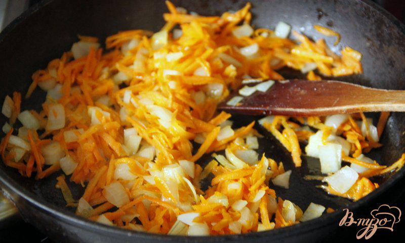 Фото приготовление рецепта: Сковорода из жареной вермишели с тефтельками шаг №5