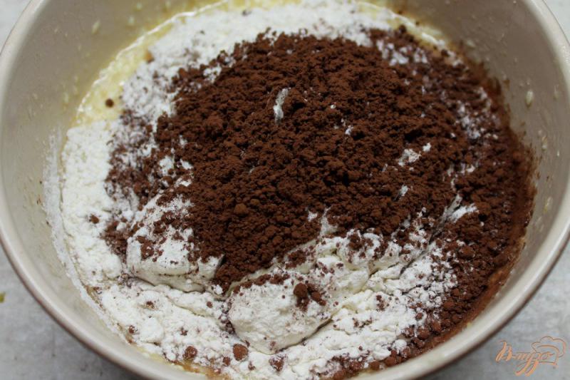 Фото приготовление рецепта: Шоколадные мини кексы шаг №4