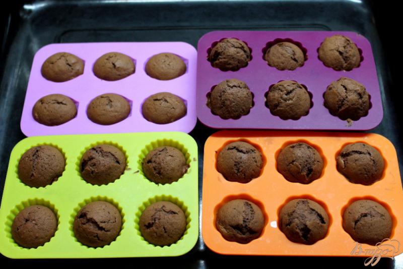 Фото приготовление рецепта: Шоколадные мини кексы шаг №6