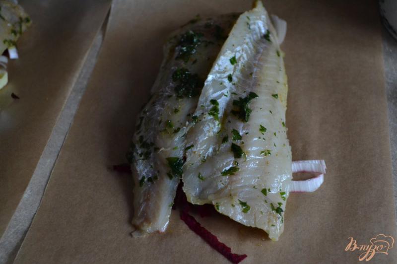 Фото приготовление рецепта: Конвертики с рыбой и овощами на пару шаг №5