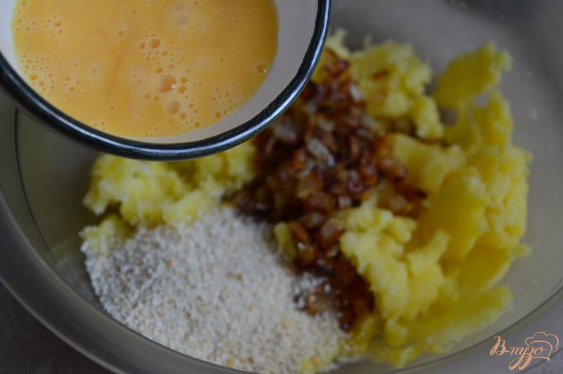 Фото приготовление рецепта: Томатный соус с мясными шариками и маслинами шаг №3
