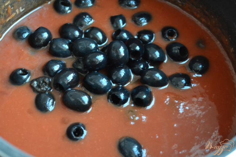 Фото приготовление рецепта: Томатный соус с мясными шариками и маслинами шаг №9