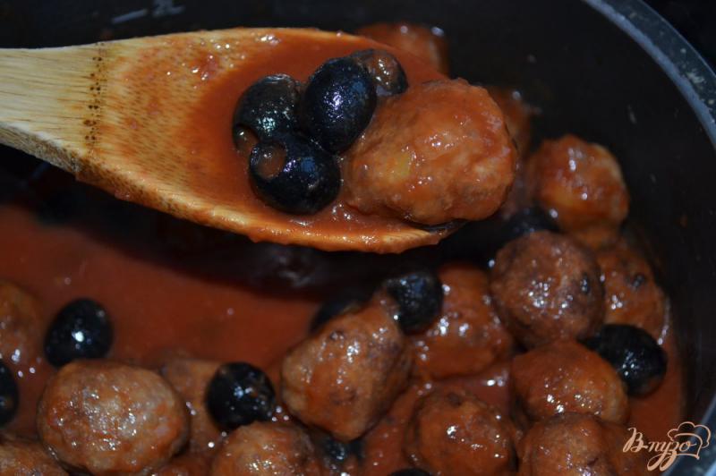 Фото приготовление рецепта: Томатный соус с мясными шариками и маслинами шаг №10