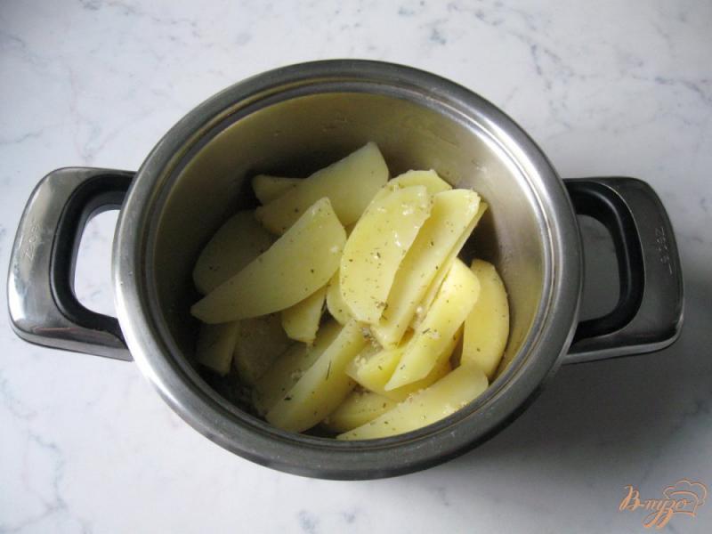 Фото приготовление рецепта: Картофель запечённый с плавленым сыром шаг №5