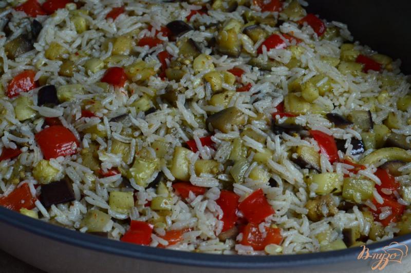 Фото приготовление рецепта: Рисовая запеканка с овощами и  вареной колбасой шаг №5
