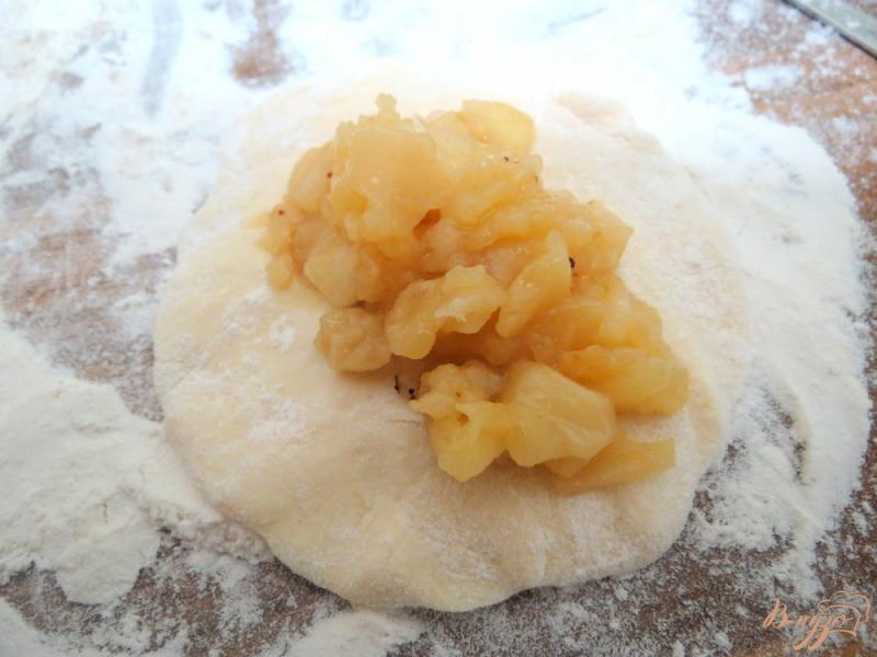 Фото приготовление рецепта: Пирожки на творожном тесте с яблоками шаг №8