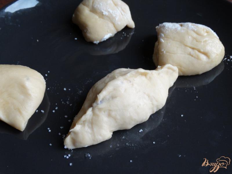Фото приготовление рецепта: Жареные пирожки с голубикой и алычой шаг №8