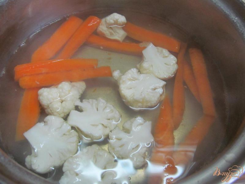 Фото приготовление рецепта: Макароны с цветной капустой под грибным соусом шаг №2